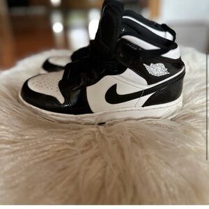Nike Black and White Sneakers Classic Design
